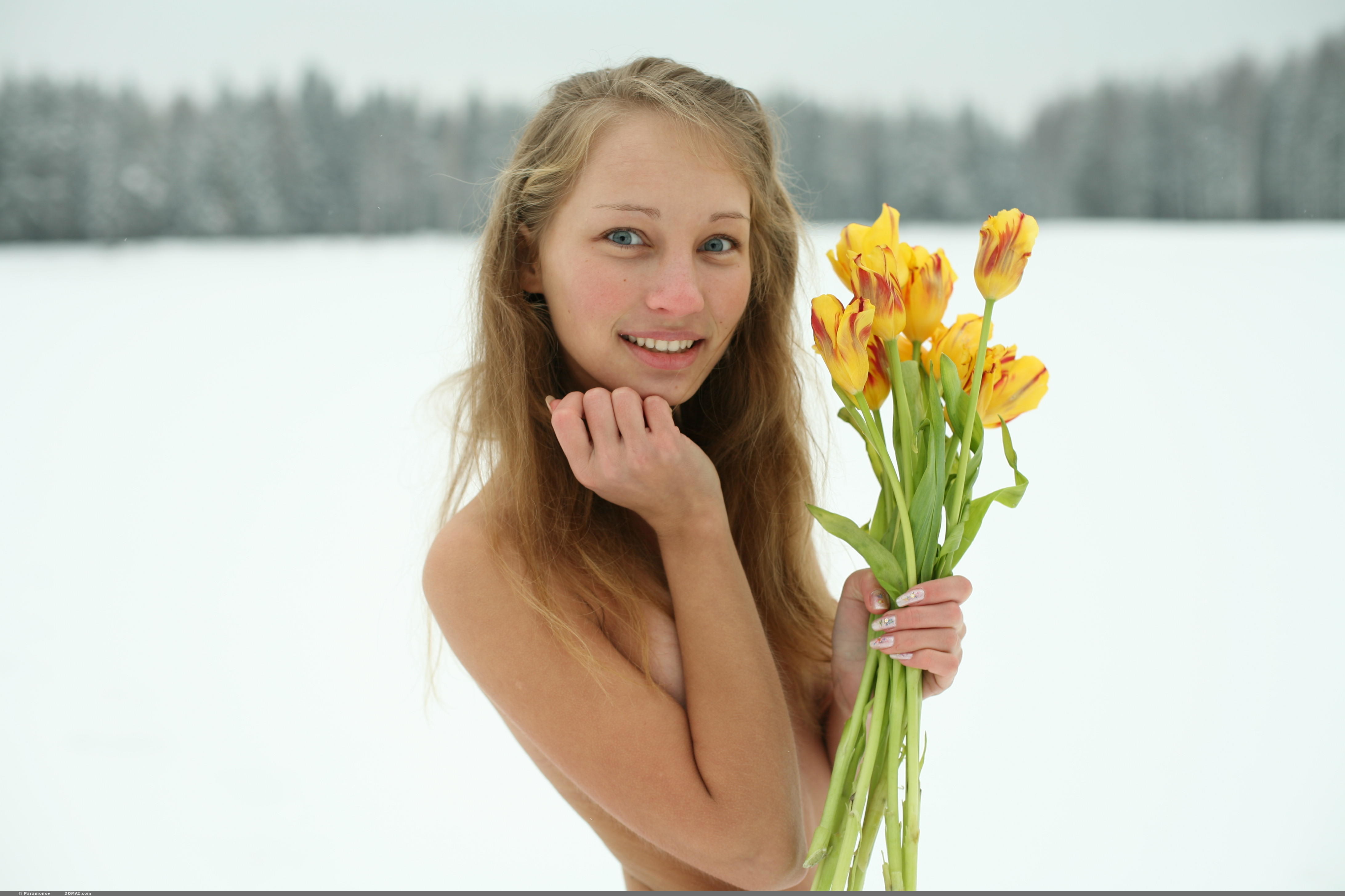Маша с цветами голая в снегу 