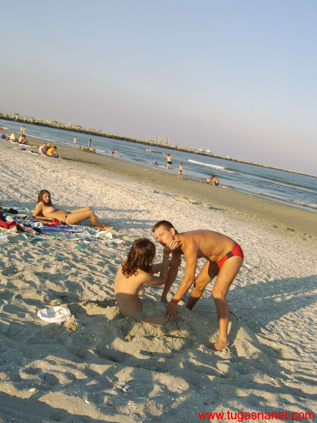 Две голые румынки и парень на пляже 
