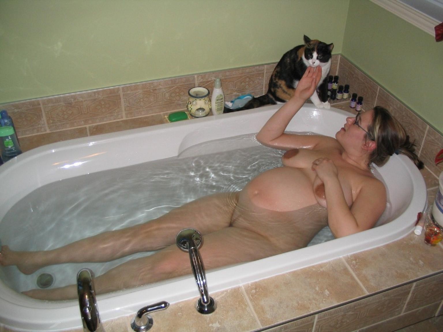 Сфотографировал голую жену в ванной