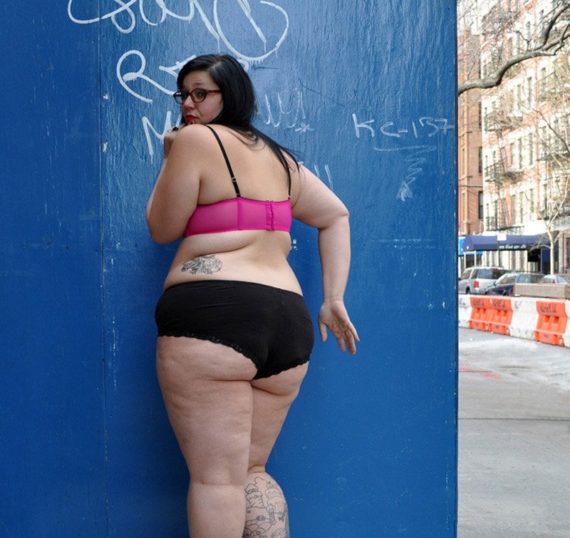 Грязные толстухи. Толстых женщин только в нижней одежде и очень толстых. Грязная толстая женщина. Adipositivity Project 2021. Adipositivity Project feat фото.