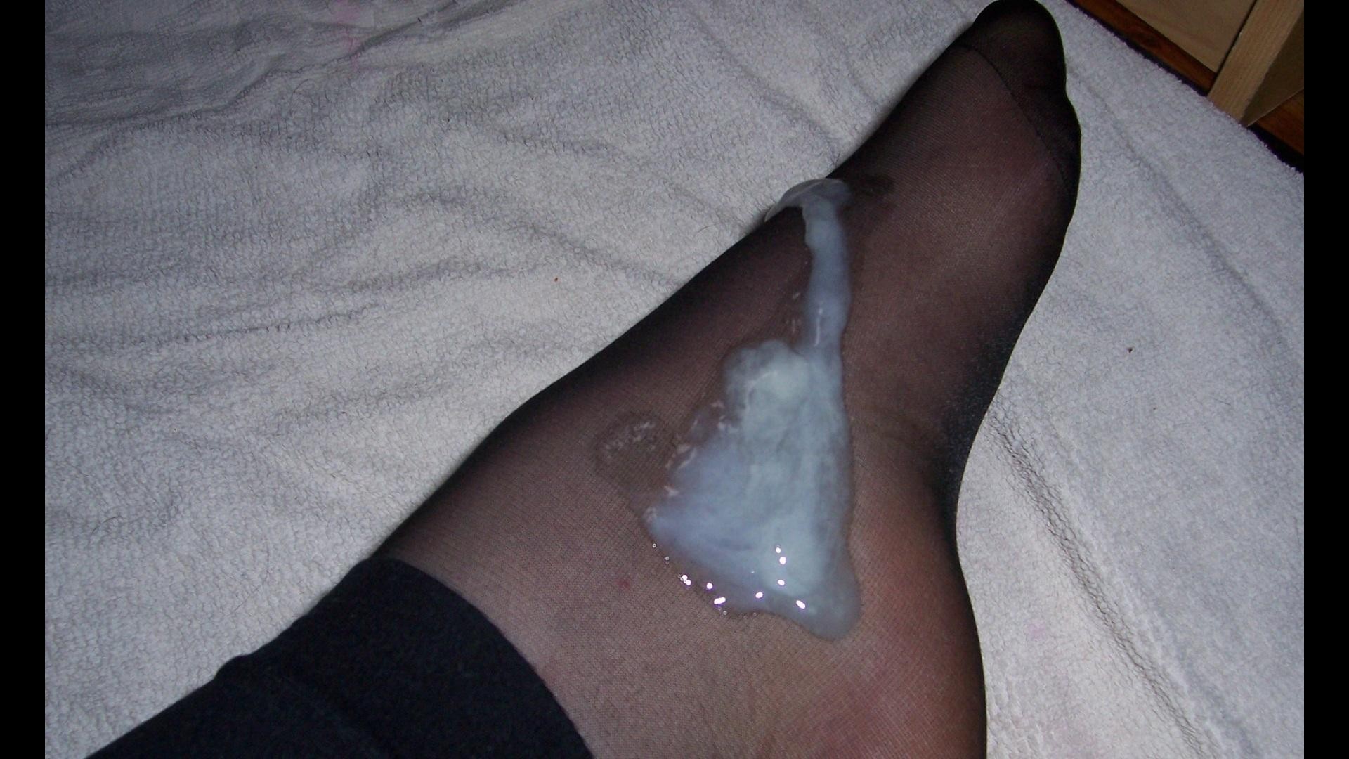 сперма по женским ножкам фото 95
