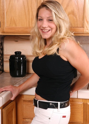 Грудастая блондинка Бренди раздевается на кухне