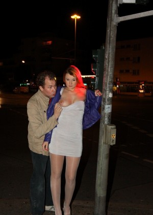 Рыжая уличная проститутка ебется прямо на улице