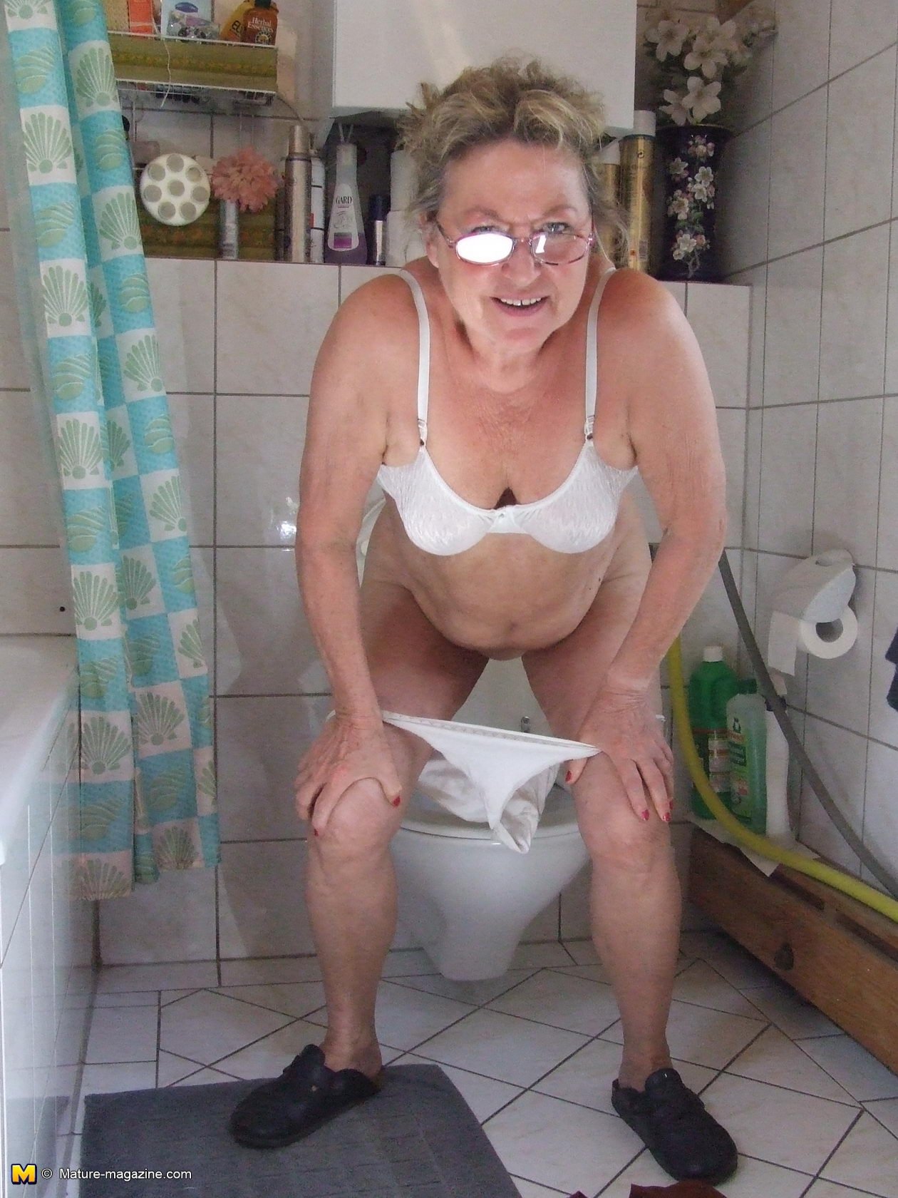 голая бабушка в туалете фото 21