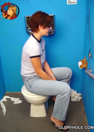 Увидев хуй через дырку в туалете, женщина не долго думала, сосать или не сосать его