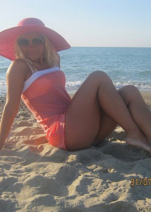 Нина отдыхает на пляже топлесс - порно фото