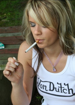 Девушка из Голландии очень много курит
