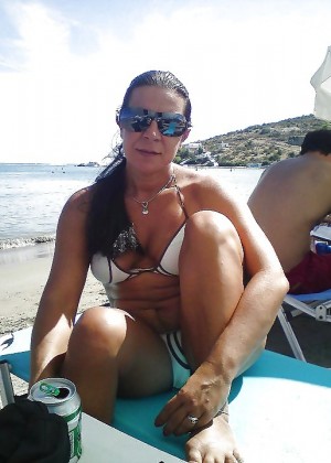 Сексапильная зрелая гречанка Мара на пляже в бикини