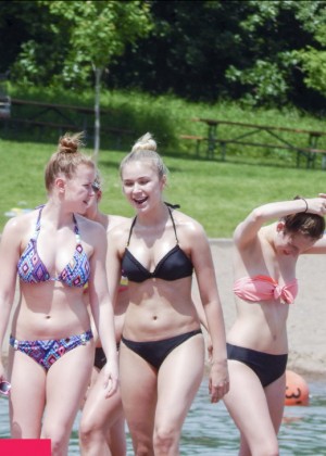 Молодые девки из Норвегии на пляже в купальниках