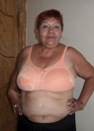 Пожилая толстая мексиканка показывает груди