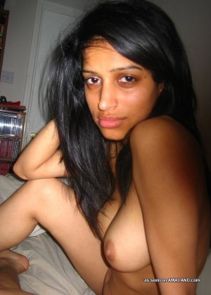 Пьяная индийская красавица голая в постели