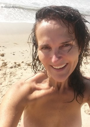 Австралийская милфа на пляже и во время беременности