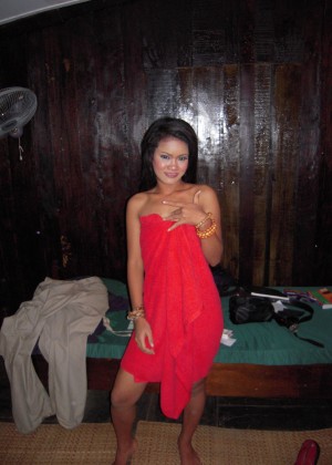 Камбоджийская барная проститутка с белым туристом