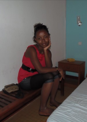 Мадагаскарская проститутка делает минет в отеле белому туристу
