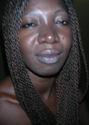 Реальная минетчица из Буркина-Фасо сосет белый хуй