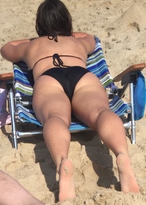 Милфа фитоняшка на пляже в бикини