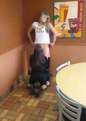 Девушка лижет у подружки в кафе