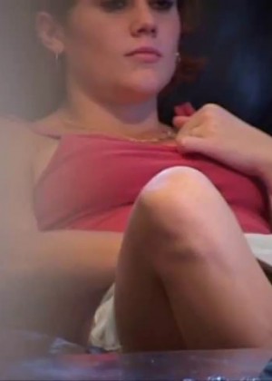 Девушка смотрит порно и теребонькает