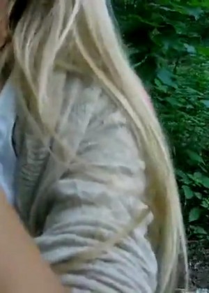Блондинка Вика делает минет в лесу