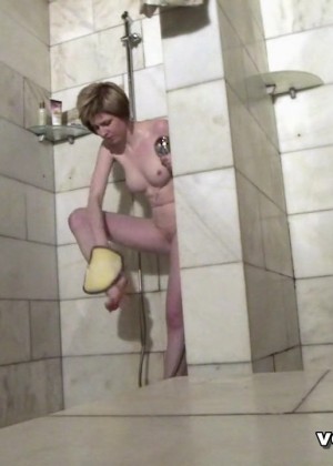 Молодая русская женщина моется и подбривается в общественном душе